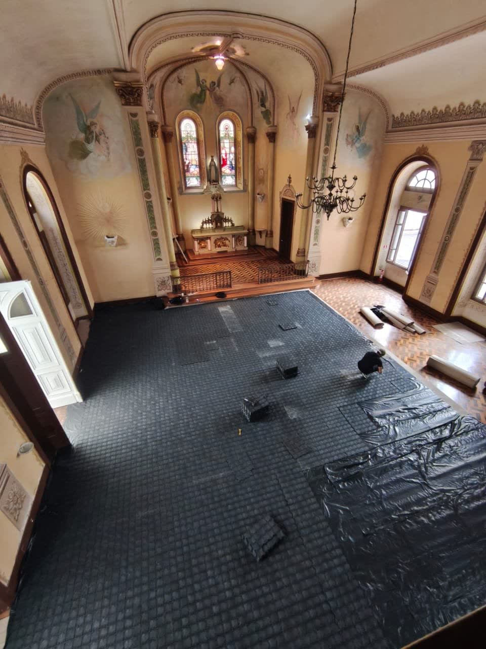 Igreja histórica com o piso da nave coberto pelas placas Protege Piso
