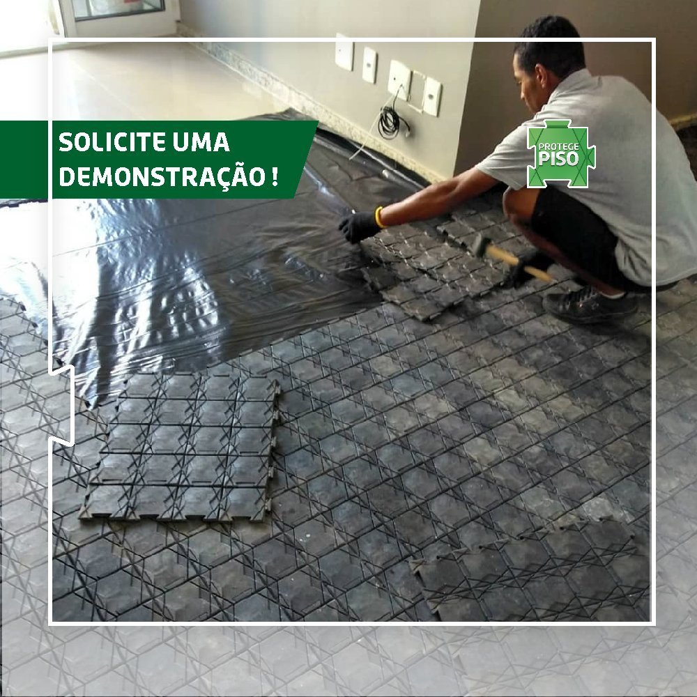 Placa modular Protege Piso sendo instalada em obra